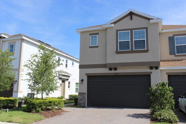 Foto del edificio - Stunning 3BD/2.5BTH + LOFT End Unit Townho...