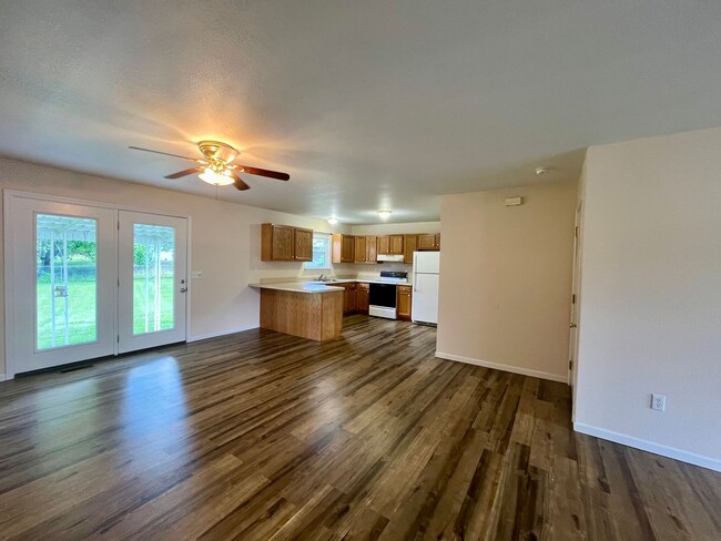 Building Photo - 55+ Property | 2 Bed | 2 Bath | House