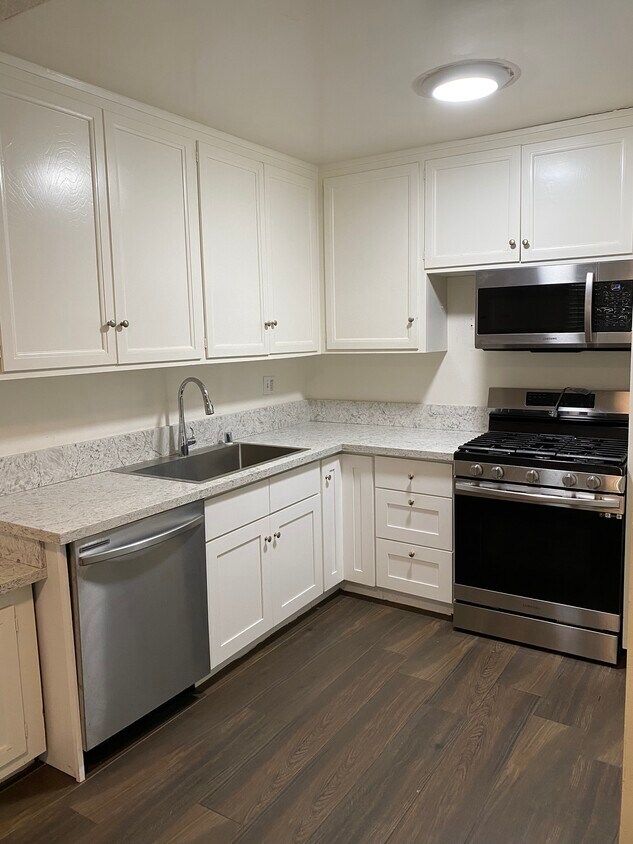 Foto principal - 2940 Montrose Ave
