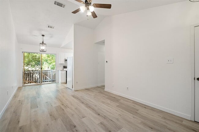 Building Photo - 1015 E Yager Ln