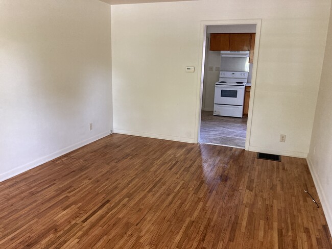 Building Photo - 1112 W Elm St