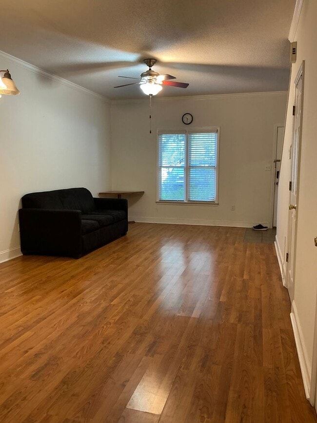 Building Photo - 1 Bedroom/2 .5 Bath Condo located in River...