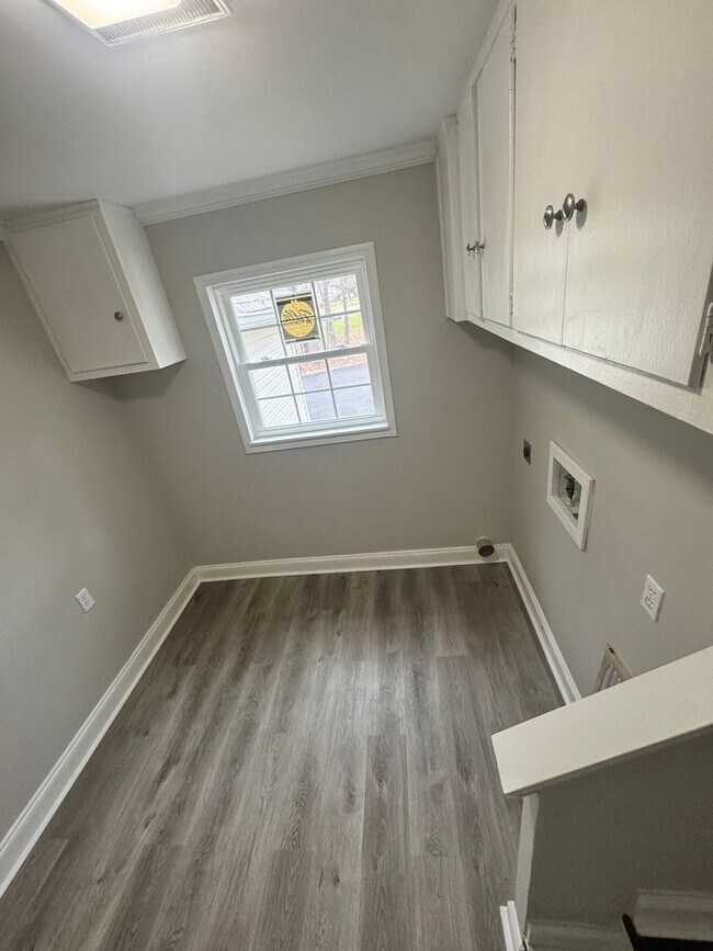 Foto del edificio - 4 bedroom 2.5 bath with large yard and in ground pool