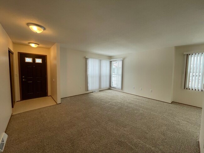 Sala de estar/vestíbulo - 2725 Burgundy Dr