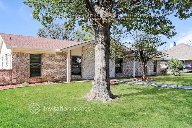 Building Photo - 2101 Colonial Dr