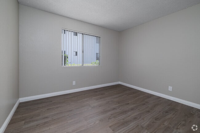 1BR, 1BA - 635SF - Bedroom - 1356 W Stoneridge Ct.