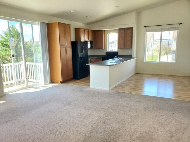 Foto del edificio - Tri-Level with Primary at top and 2 bedrooms on the lower level.