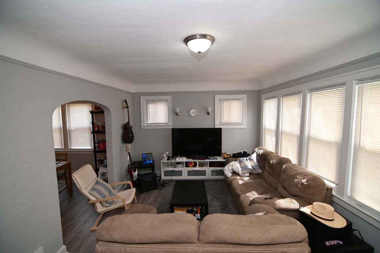 Foto principal - 23304 Cayuga Ave