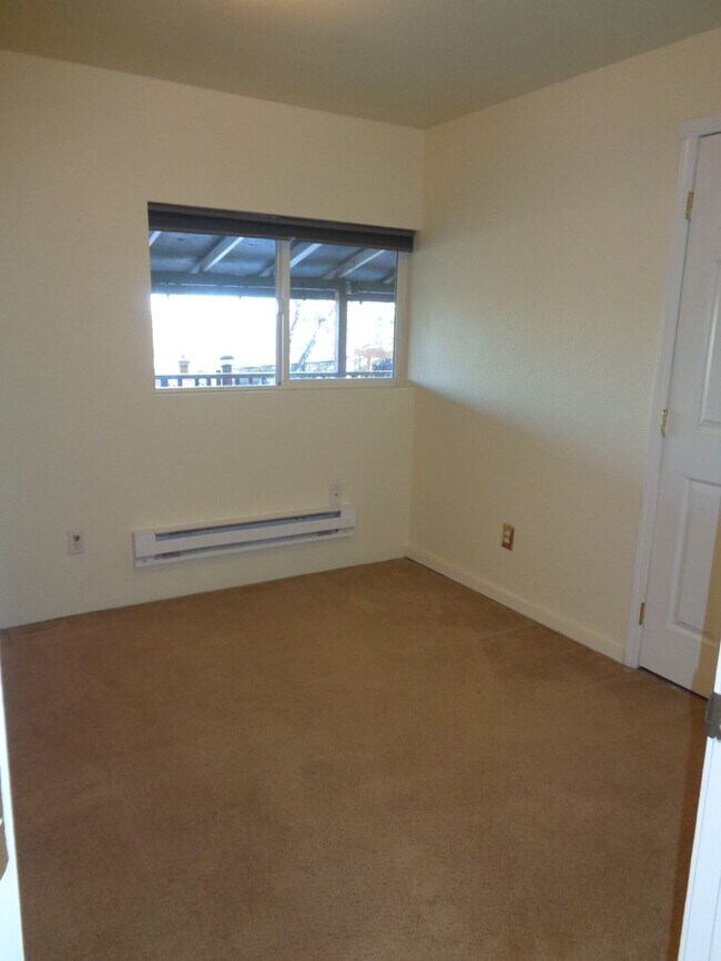 Building Photo - Spacious 5-Bedroom Home with Fenced Backya...