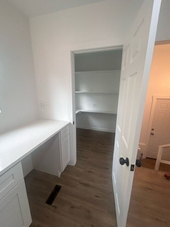 Foto del edificio - Amazing remodeled 4 bedroom home with fenc...
