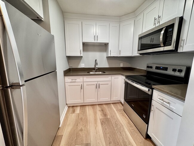 Building Photo - 837 River St