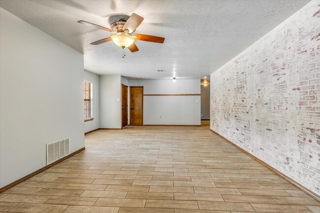 Building Photo - 2508 NE Turtle Creek Dr