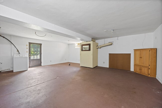 Building Photo - 60 Manor Dr