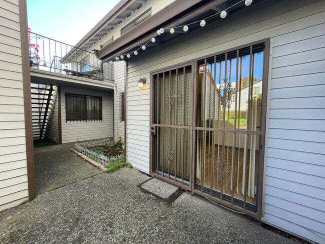 Foto del edificio - 2Bd/2Ba Unit Located in a Lovely Private Neighborhood in Happy Valley ~ Detached Garage, Washer &...