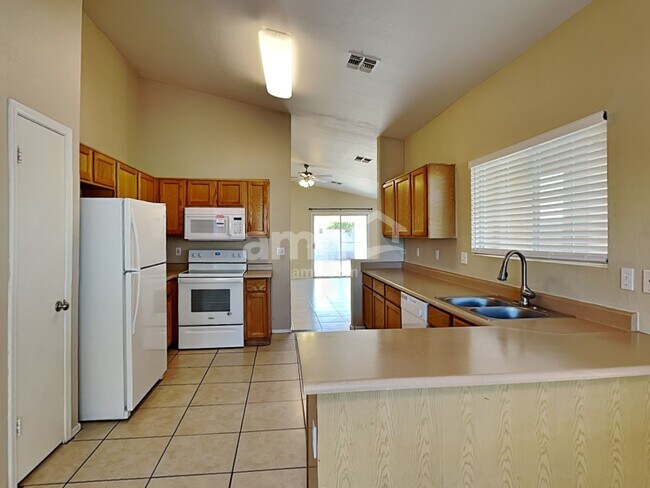 Foto del edificio - 10455 W Reade Ave