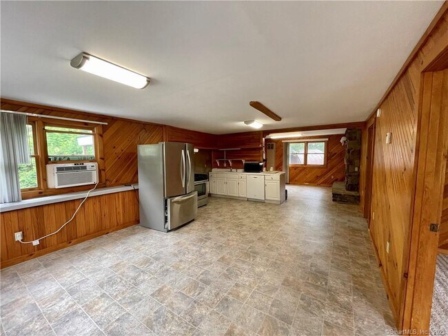 Building Photo - 152 Pond Rd