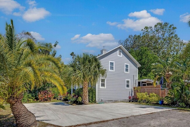 Foto del edificio - 1425 E Crisafulli Rd