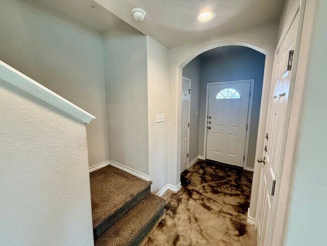 Foto del edificio - Experience Refined Living in This Elegant Selma/Live Oak Townhome