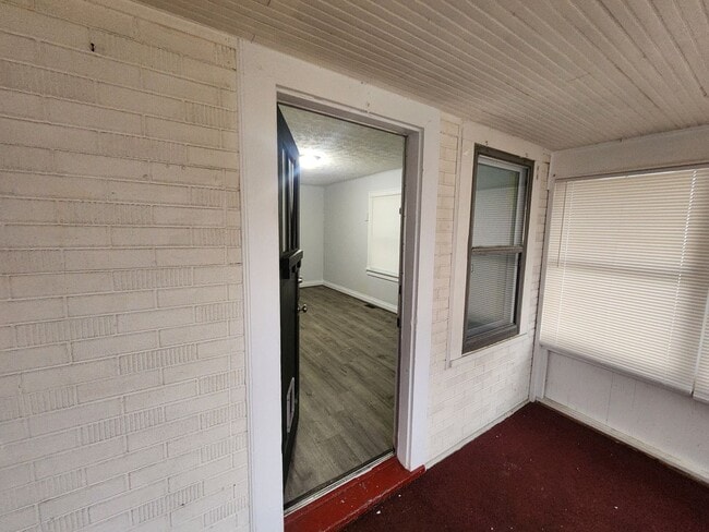 Foto del edificio - Adorable 2 bedroom 1 bath with spacious closets, detached garage, and updated floors!!