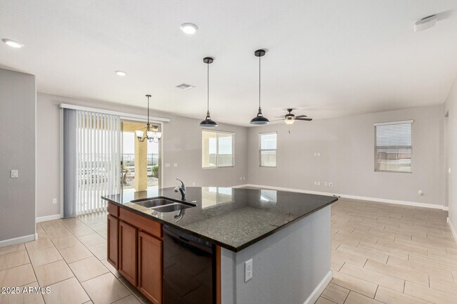 Foto del edificio - 4695 N 204th Ave