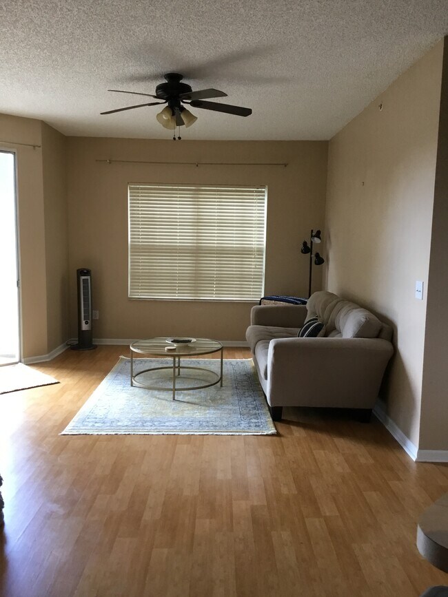 Foto del edificio - 1005 Bella Vista Blvd