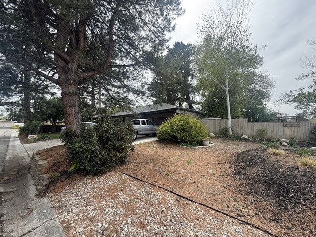 Building Photo - 1576 E Lakewood Dr