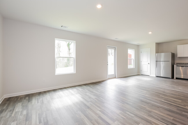 Building Photo - 128 Colonial Walk
