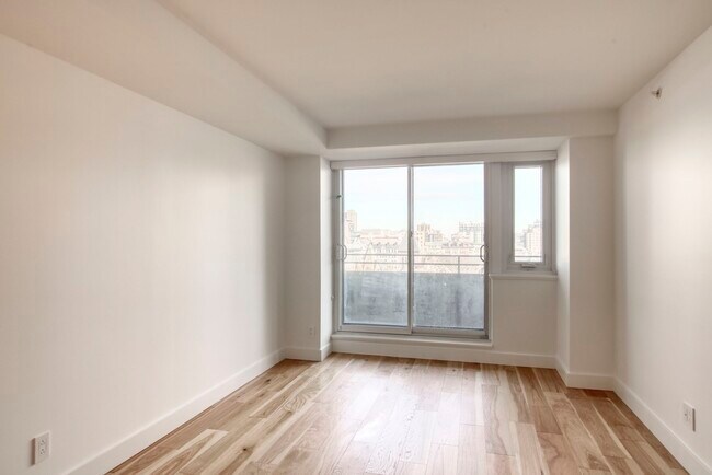 Building Photo - 3460 Rue Peel