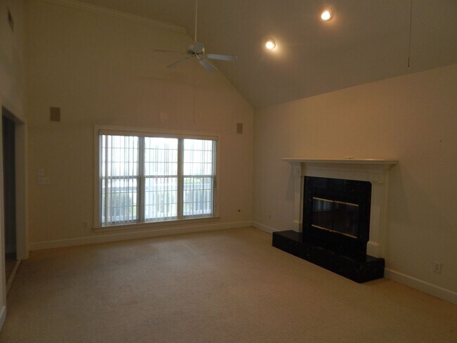Building Photo - 3 Bedroom 2 bath in The Cape-