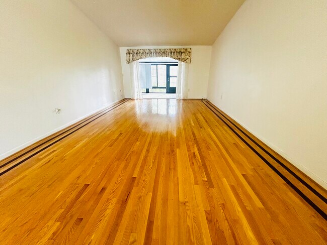Foto del edificio - 1725 Pine Ridge Way E