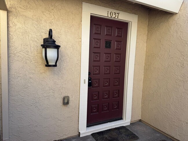 Foto del edificio - Tastefully updated 2 bedroom/2 bath, single level townhome w/attached 2 car garage!