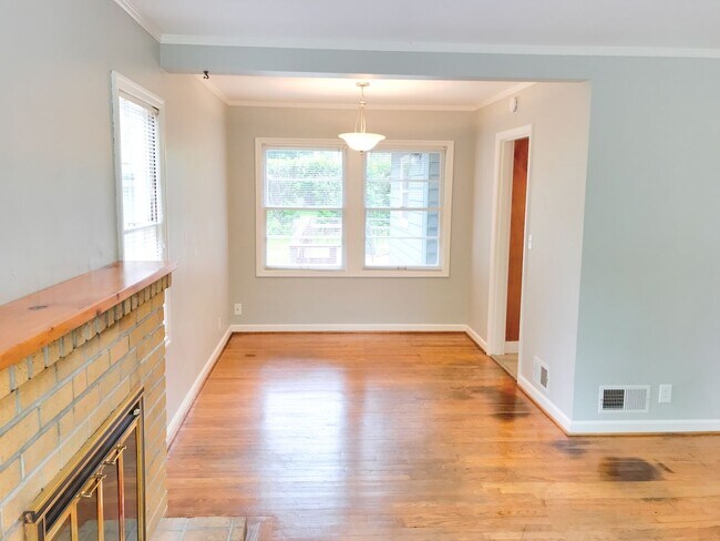 Foto del edificio - Adorable Hazelwood Bungalow on Secluded Road with Detached Garage, Expansive Basement and Yard