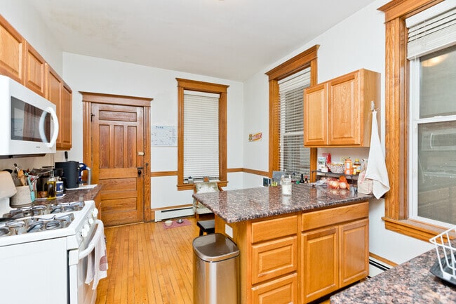 Building Photo - 2139 N Oakley Ave