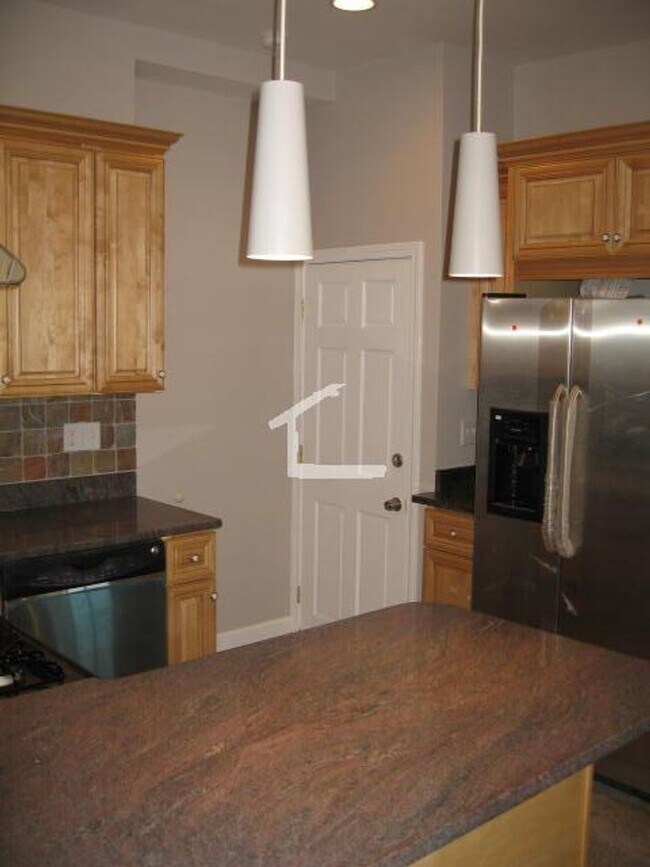 Foto del edificio - Get $500 on closing!  Gorgeous Apt w LAUNDRY IN UNIT!  Great for BU students near T.  Large Rooms!
