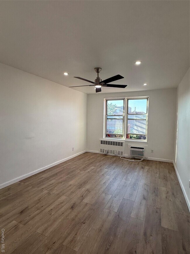 Foto del edificio - 74-02 43rd Ave