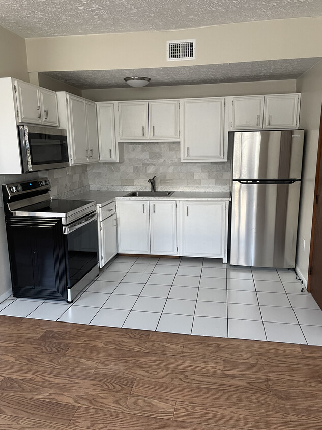 Primary Photo - 210-212 S Melville Ave