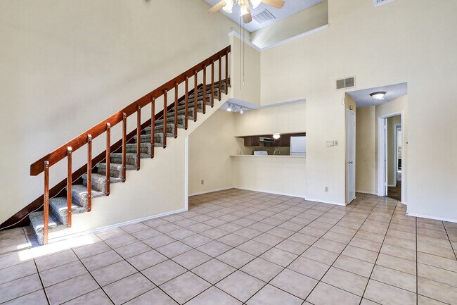 Foto del edificio - Stylish Two-Story Condo in the Heart of th...