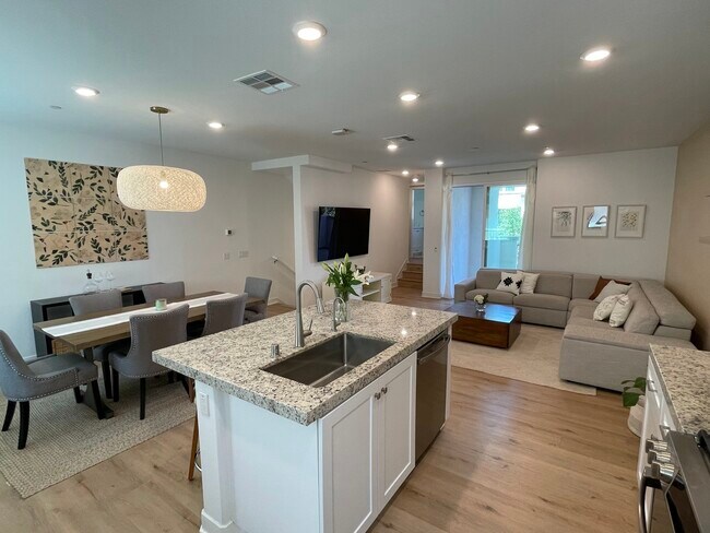 2nd floor living area - 1605 St Simon Cir