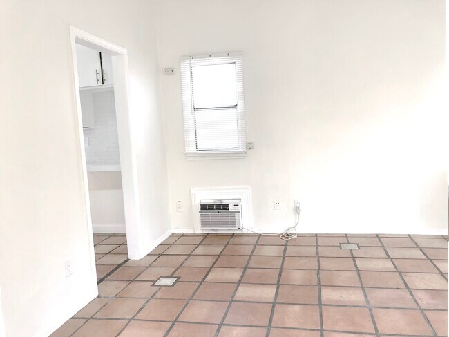 Building Photo - 979 S Ardmore Ave