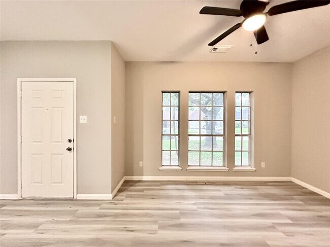 Building Photo - 706 Shiremeadow Dr
