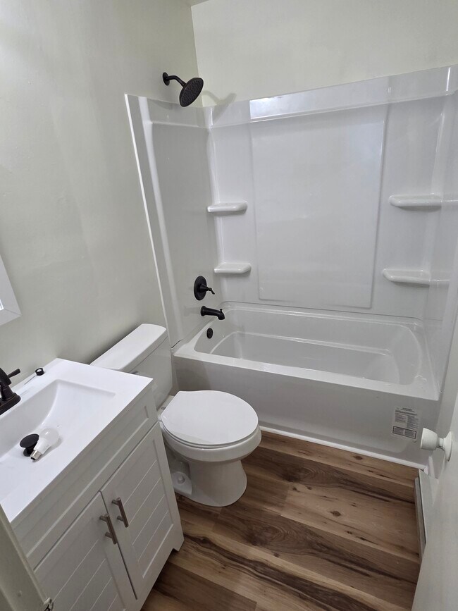 Baño completo - 8 N Fern Ave