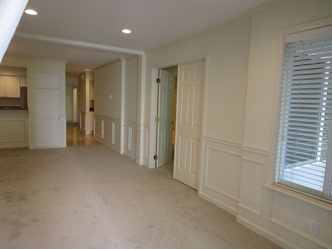 Building Photo - Downtown Kirkland * Rare Classic Luxury * ...