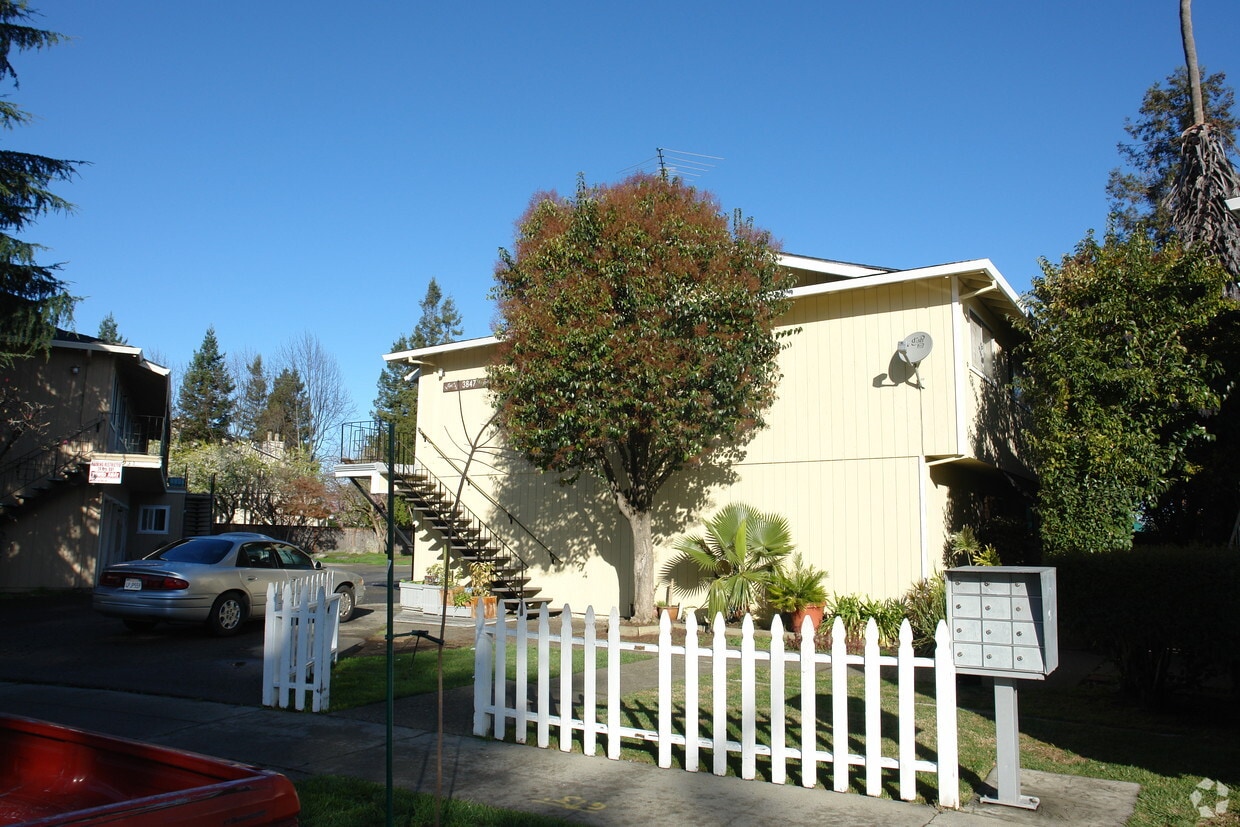 Building Photo - 3847 Underwood Dr