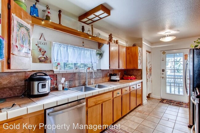 Building Photo - 2 br, 2 bath House - 724 Iowa Street