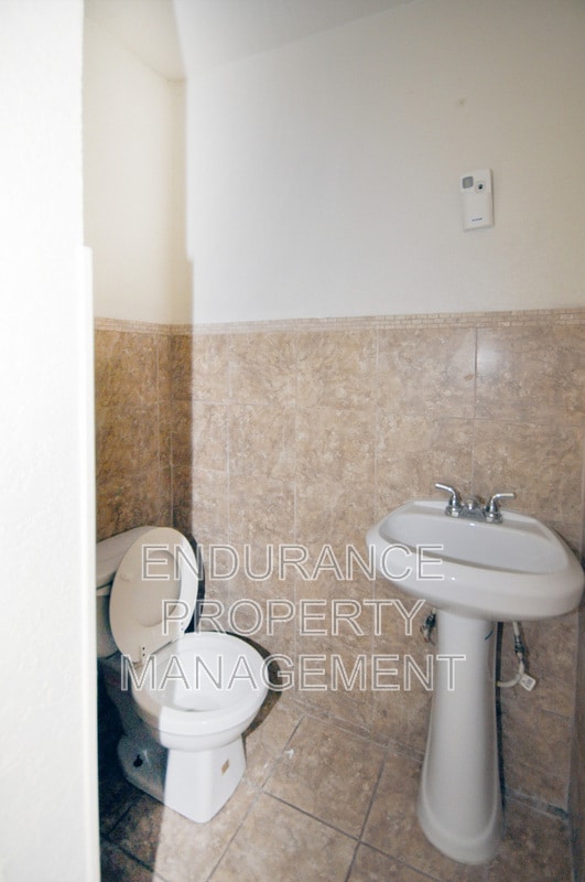 Foto del edificio - 1143 W 23rd St