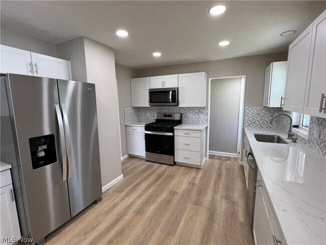 Building Photo - 7326 Dell Haven Dr