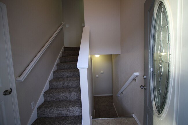 Building Photo - Spacious 5 Bedroom Eagle River Home!