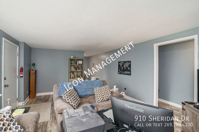 Building Photo - 910 Sheridan Dr