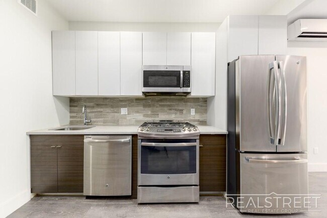 Foto del edificio - Stunning NEW 2 BED in Cobble Hill!