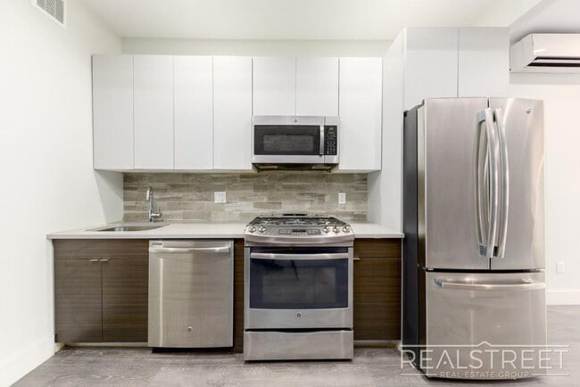 Building Photo - Stunning NEW 2 BED in Cobble Hill!